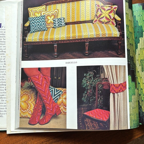 Set of 2 Vintage Yarn Crafting Books 1970’s - Picture 5 of 13